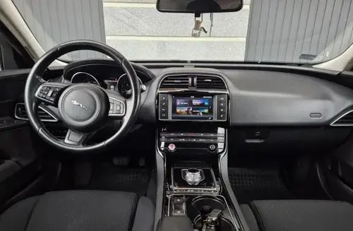 JAGUAR XE 