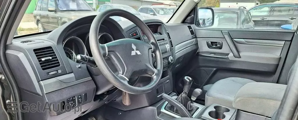 MITSUBISHI Pajero 