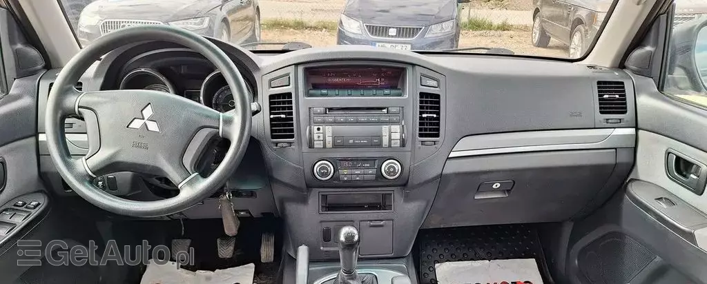 MITSUBISHI Pajero 