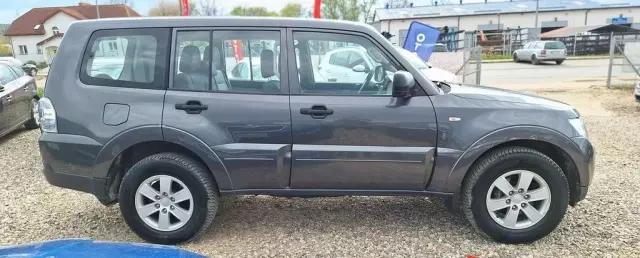 MITSUBISHI Pajero 