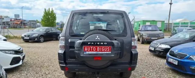 MITSUBISHI Pajero 