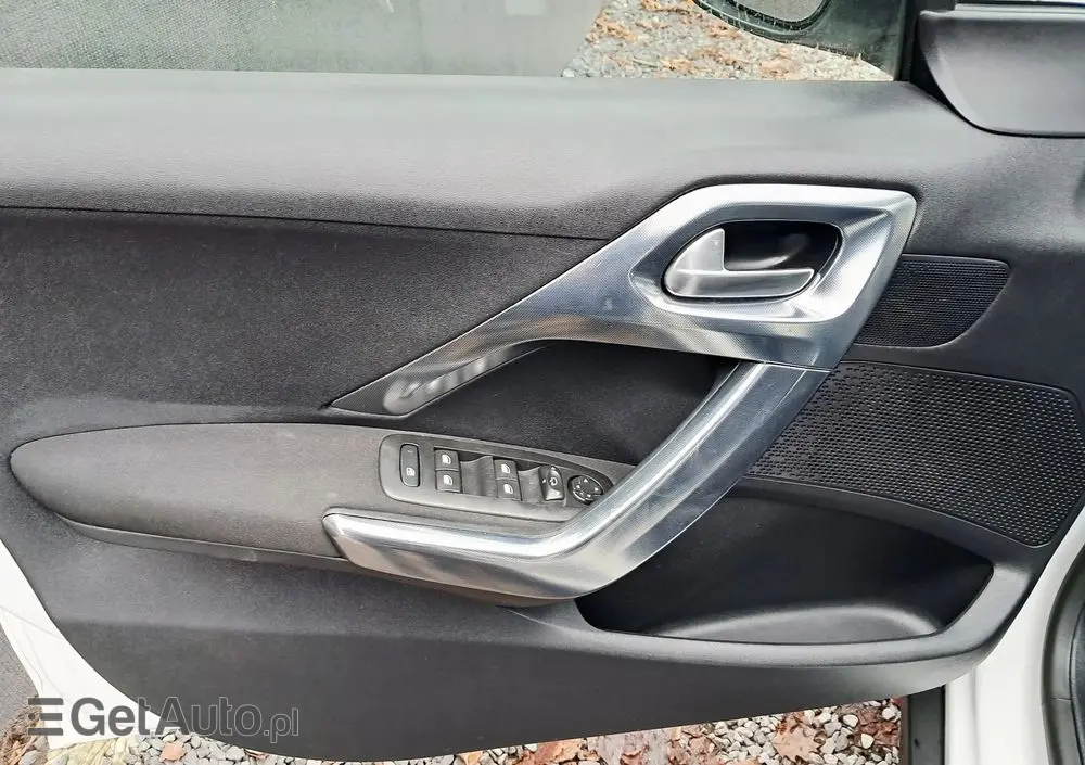 PEUGEOT 2008 BlueHDi 100 STOP & START Allure