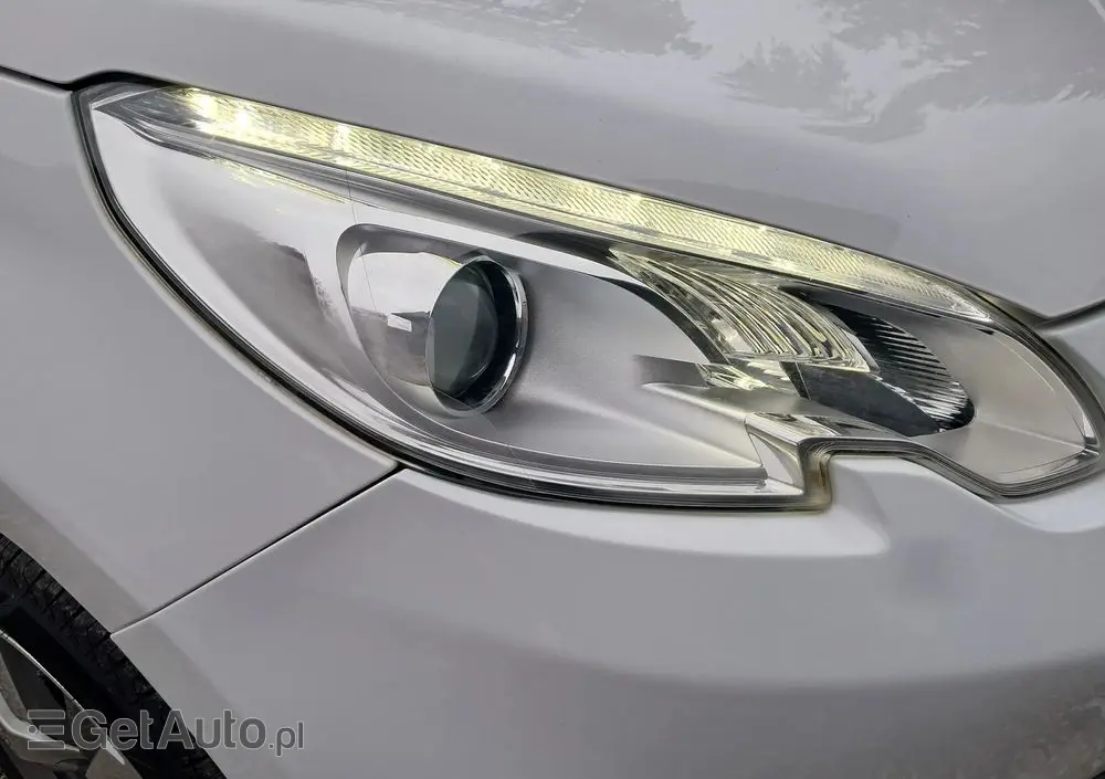 PEUGEOT 2008 BlueHDi 100 STOP & START Allure