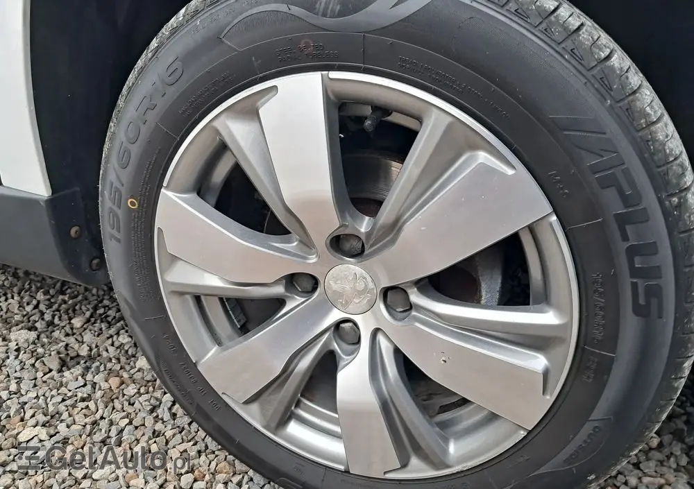 PEUGEOT 2008 BlueHDi 100 STOP & START Allure