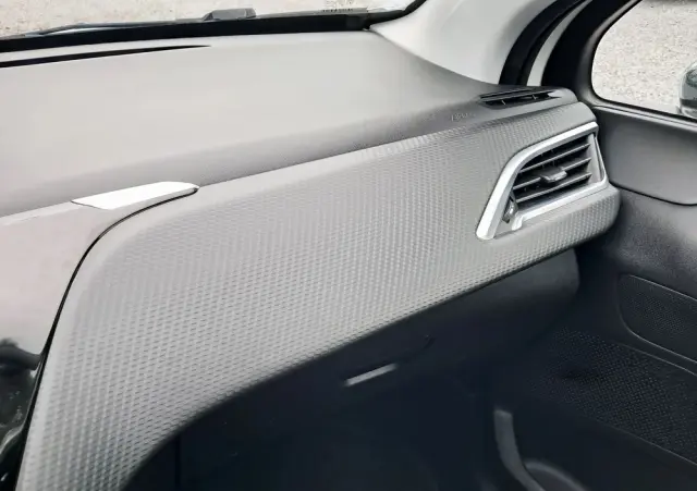 PEUGEOT 2008 BlueHDi 100 STOP & START Allure