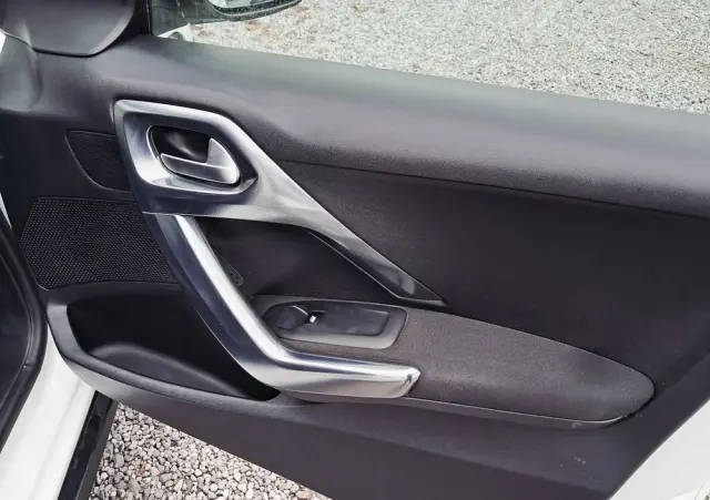 PEUGEOT 2008 BlueHDi 100 STOP & START Allure