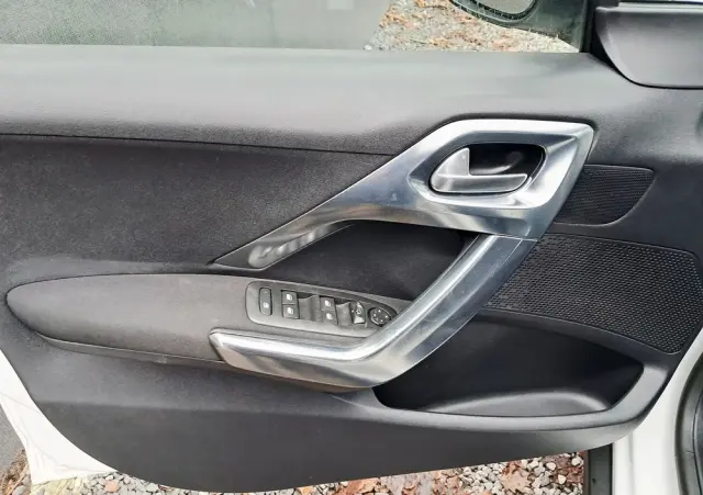 PEUGEOT 2008 BlueHDi 100 STOP & START Allure