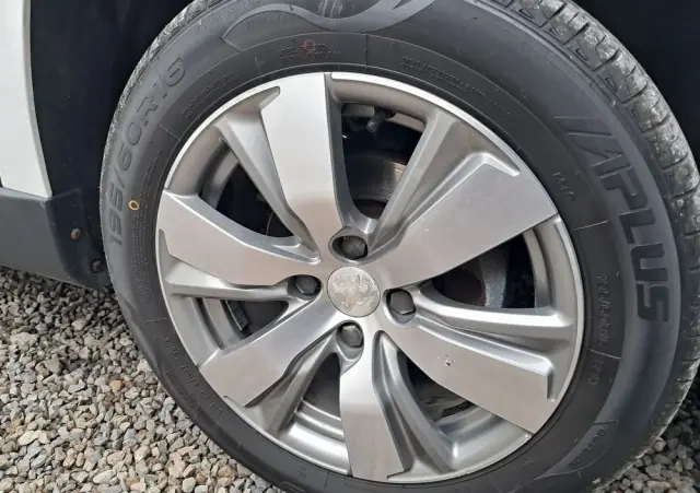 PEUGEOT 2008 BlueHDi 100 STOP & START Allure