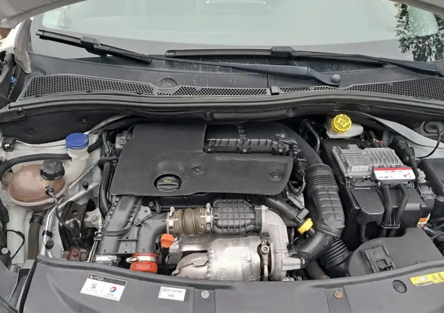 PEUGEOT 2008 BlueHDi 100 STOP & START Allure