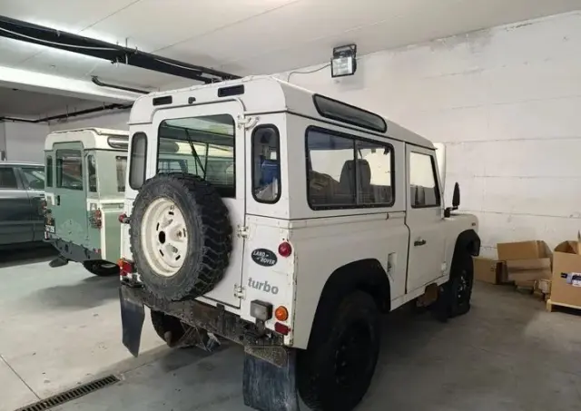 LAND ROVER Defender 