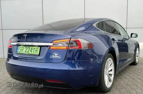 TESLA Model S 