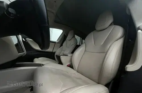 TESLA Model S 