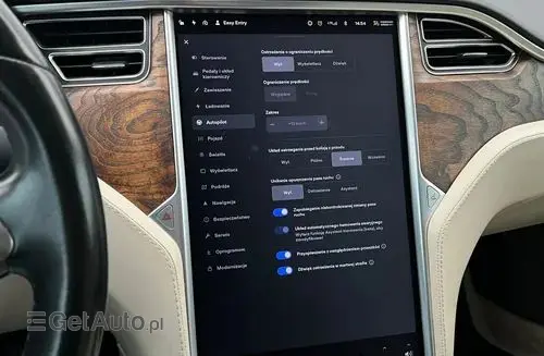 TESLA Model S 