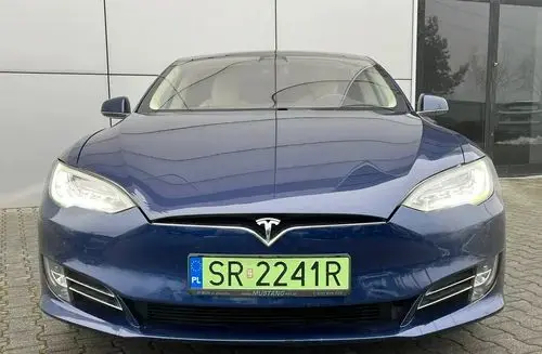 TESLA Model S 