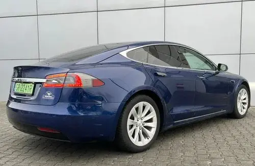 TESLA Model S 