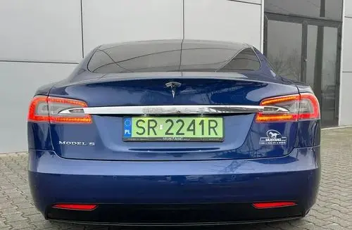 TESLA Model S 