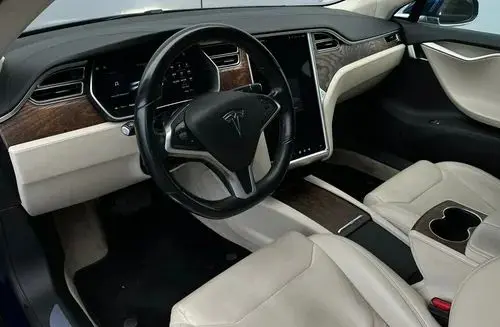 TESLA Model S 