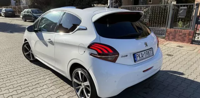 PEUGEOT 208 