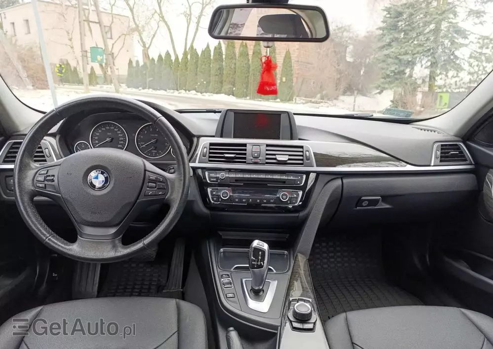 BMW Seria 3 320i Advantage