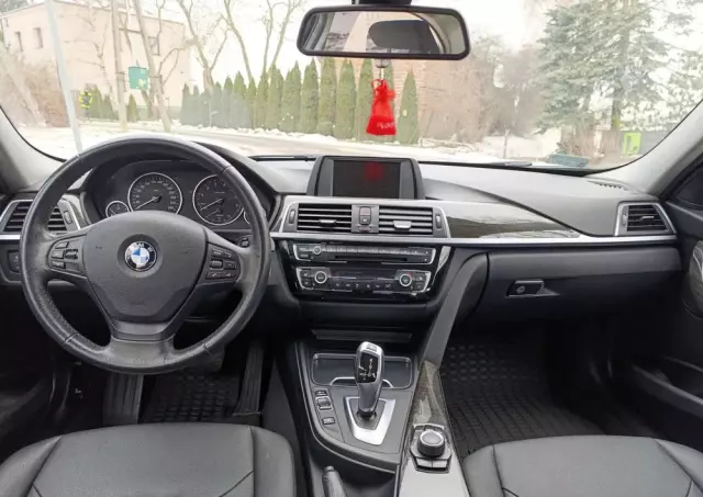 BMW Seria 3 320i Advantage