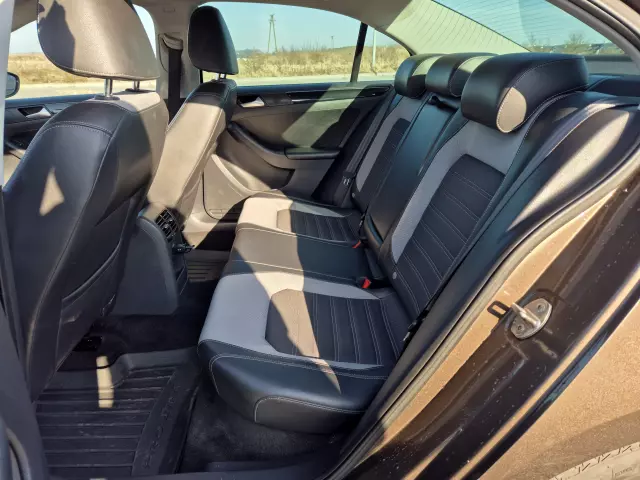 VOLKSWAGEN Jetta Highline DSG