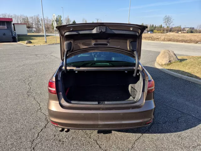 VOLKSWAGEN Jetta Highline DSG