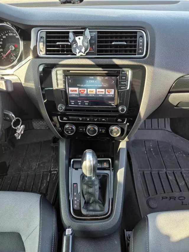 VOLKSWAGEN Jetta Highline DSG