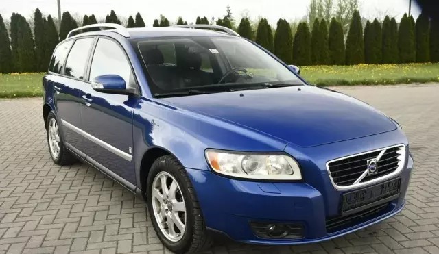 VOLVO V50 