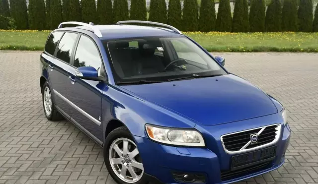 VOLVO V50 