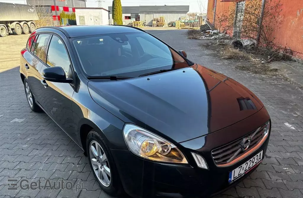 VOLVO V60 