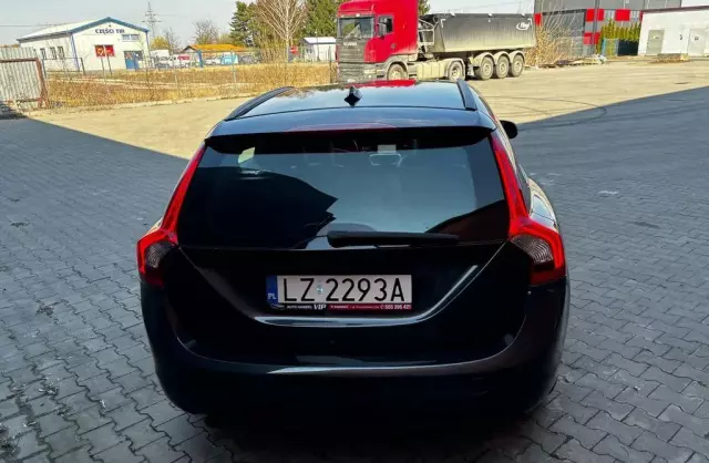 VOLVO V60 