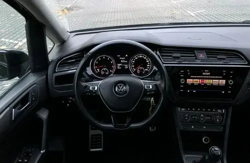 VOLKSWAGEN Touran 