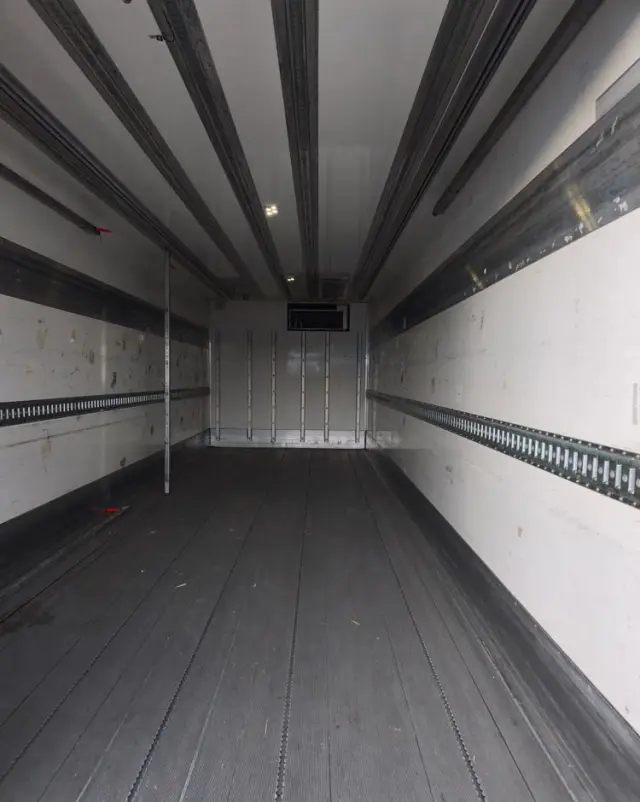 MERCEDES-BENZ ACTROS ANTOS 2543 6X2 CHŁODNIA IZOTERMA OS SKRĘTNA PODNOSZONA SUPER STAN 