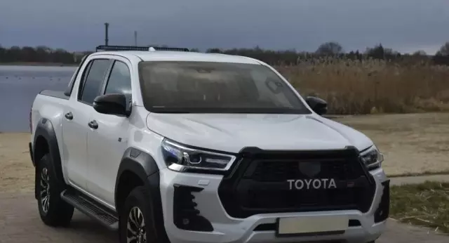 TOYOTA Hilux 