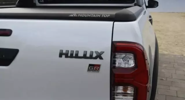 TOYOTA Hilux 