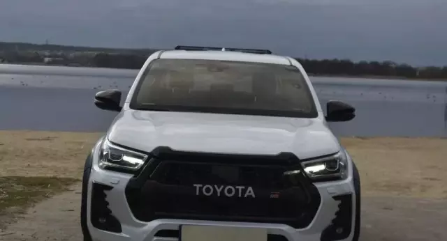 TOYOTA Hilux 