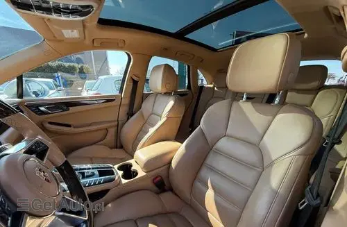 PORSCHE Macan 