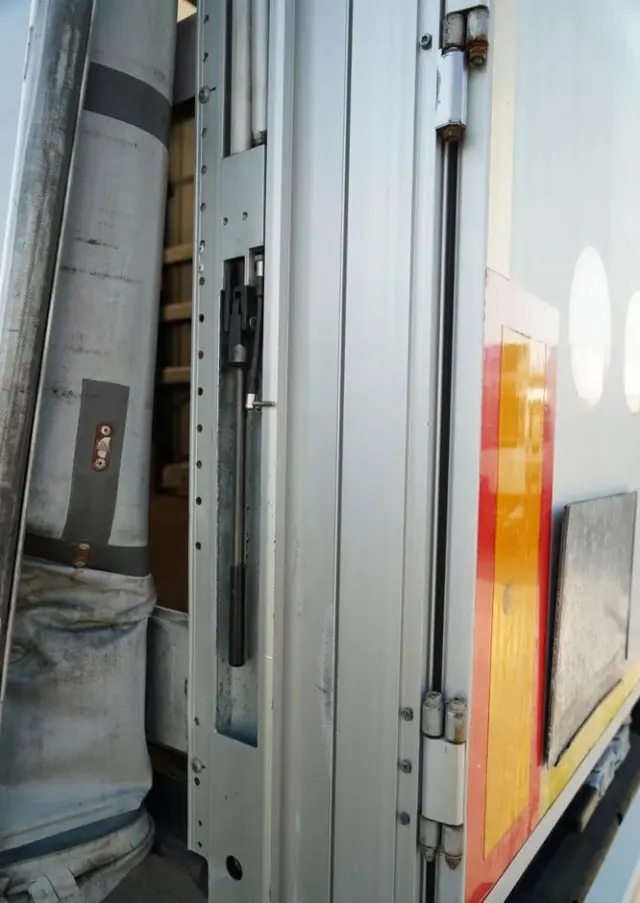 WIELTON FIRANKA / STANDARD / OŚ PODNOSZONA / DACH PODNOSZONY / SAF 