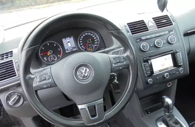 VOLKSWAGEN Touran 