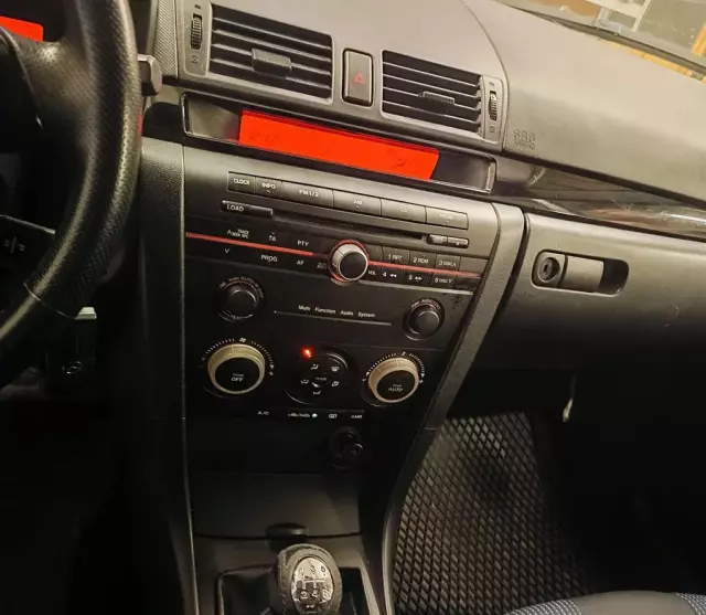MAZDA 3 1.6i (105 KM)