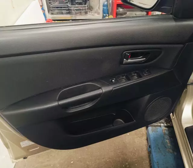 MAZDA 3 1.6i (105 KM)