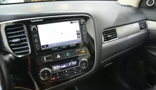 MITSUBISHI Outlander 