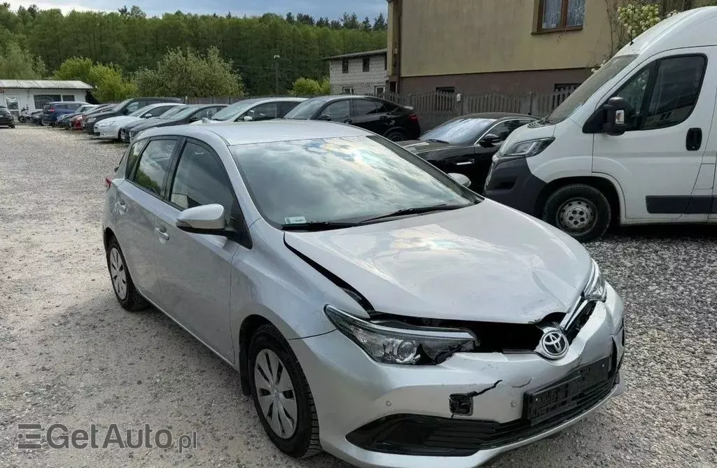 TOYOTA Auris 