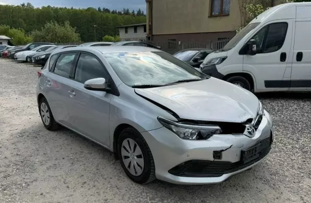 TOYOTA Auris 