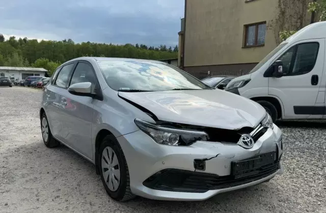 TOYOTA Auris 
