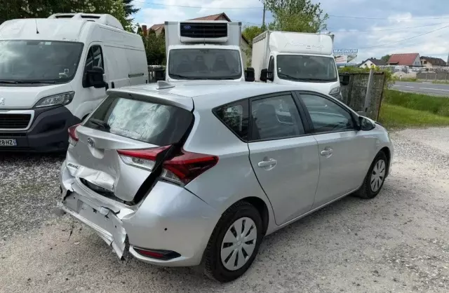 TOYOTA Auris 