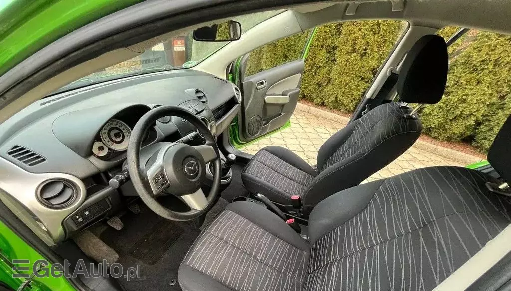 MAZDA 2 