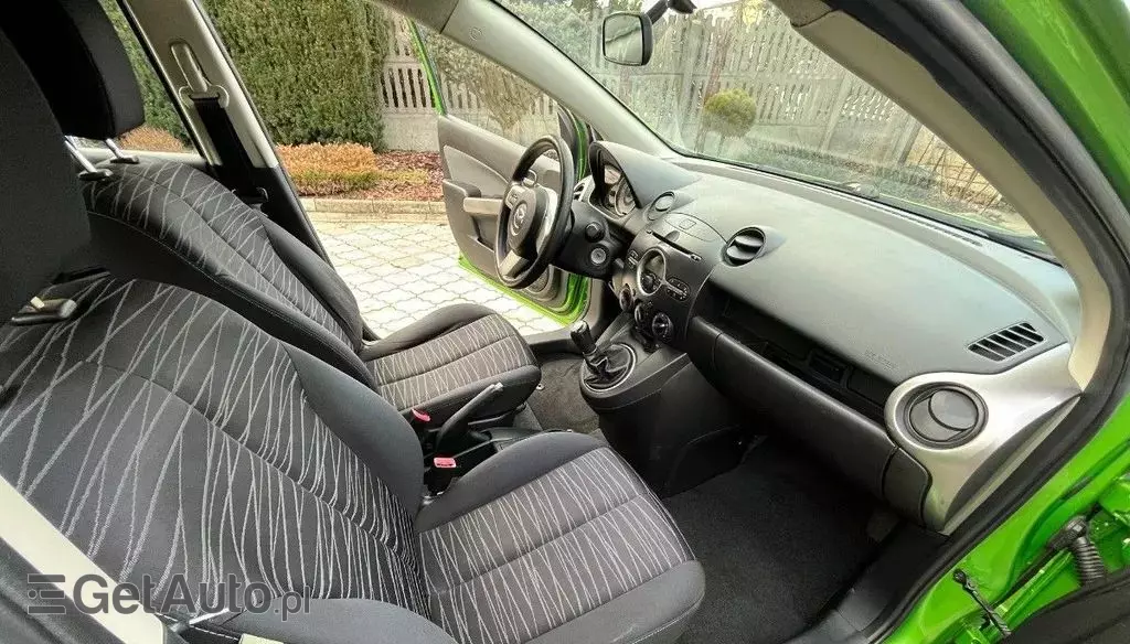 MAZDA 2 