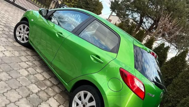 MAZDA 2 