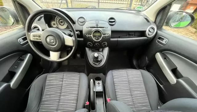 MAZDA 2 